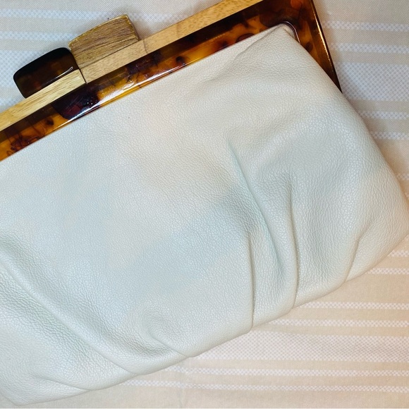 Aldo Cream Clutch with Tortoise Shell and wooden closure Detail - Picture 7 of 7
